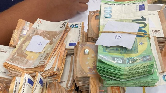 Митничари откриха недекларирана валута с левова равностойност 1 313 835