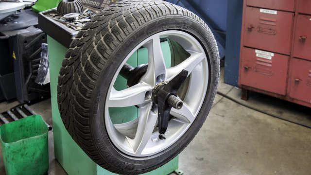 Напоследък автомивките все по-често предлагат услуга за почерняване на гуми,