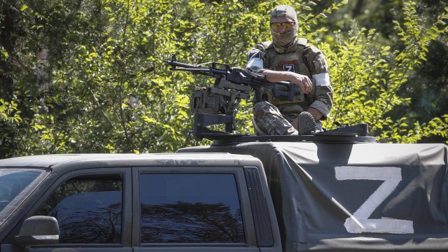 Евакуацията на 568 цивилни скрили се бункерите на големия химически