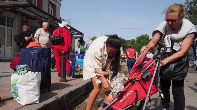 Две жени и четири деца на 15 11 10 и
