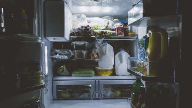 Бременна британка си купила втори хладилник и го е заключила