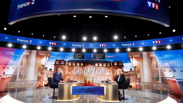 Френският президент Еманюел Макрон и крайнодесният претендент за поста му