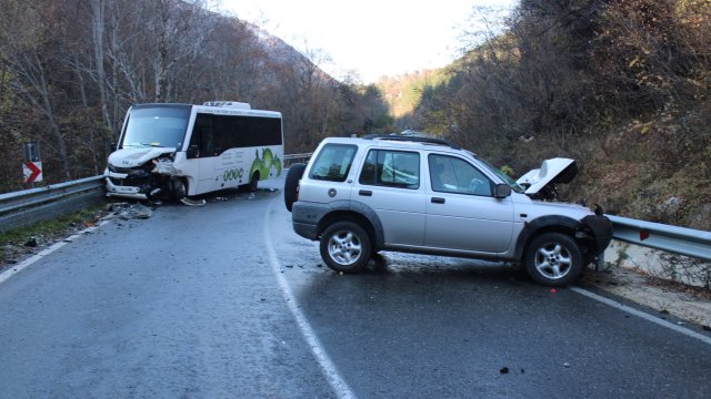 Автобус и джип се удариха челно на пътя Рила Рилски манастир