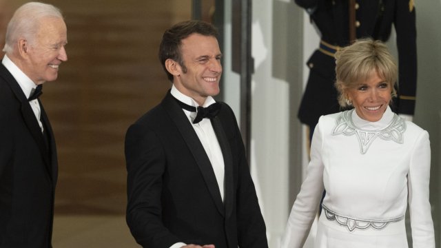 В Twitter френският президент Еманюел Макрон обеща на младите хора