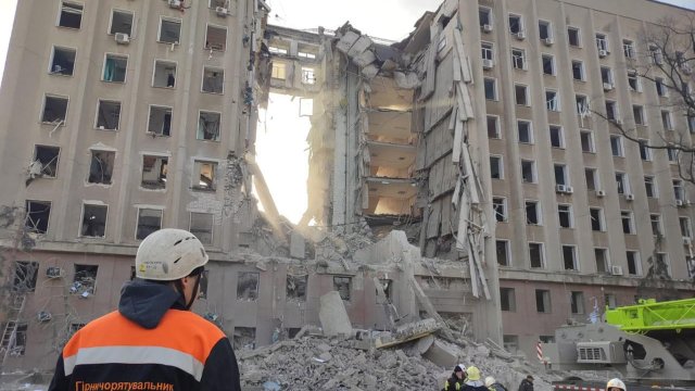 12 убити, десетки ранени и разцепена на две сграда на областната управа в Николаев