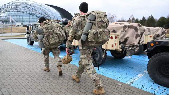 Над 100 американски военни вече пристигнаха в Румъния за да
