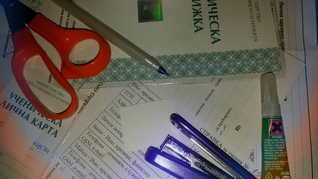 Продават ни по-скъпо училищни бележници и лични карти