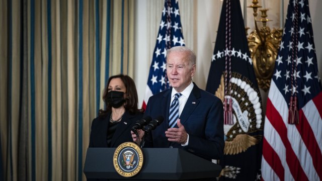 Политиците смятат че целта е да се привлече вниманието към