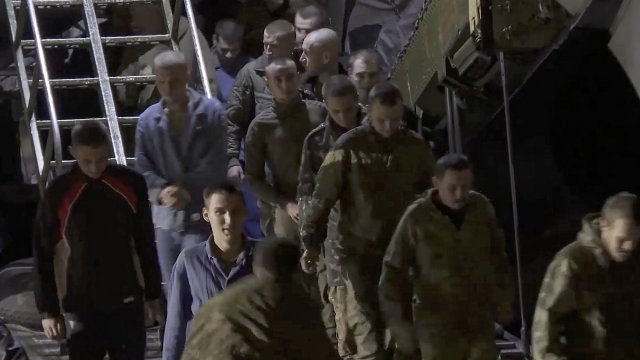 Петдесет руски военни се завърнаха от украинска територия при размяна