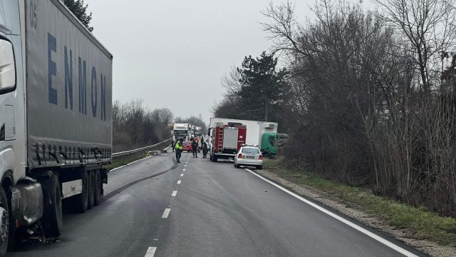ТИР е блъснал патрулката на Пътна полиция която спряла за