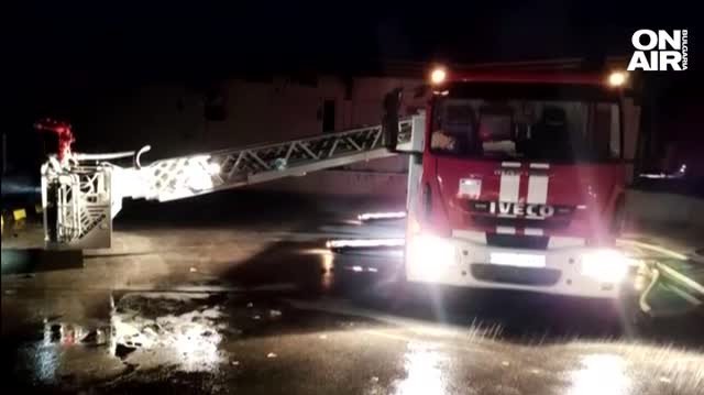 Пожар горя край борсата за плодове и зеленчуци в Огняново Огънят