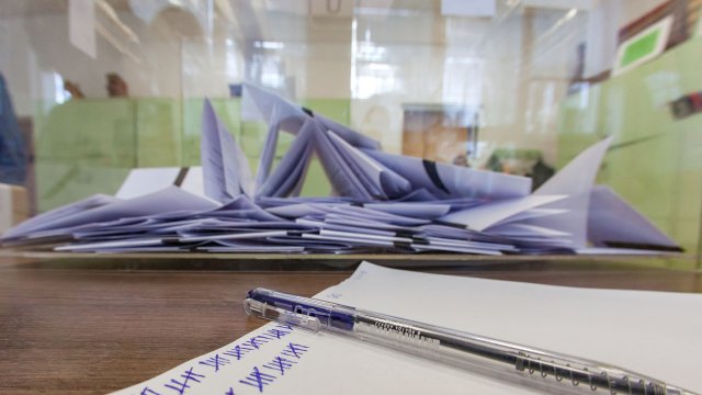 Ден преди края на срока продължава регистрацията на партиите и