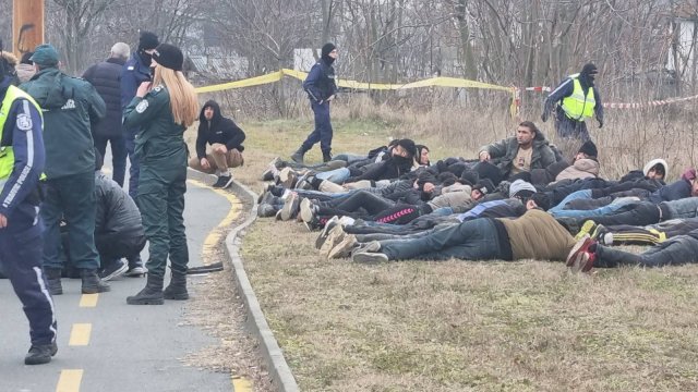 Група от 61 мигранти задържа полицията на пътя Бургас