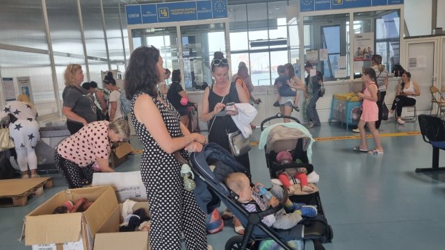 На летище София председателят на Българския Червен кръст акад Христо