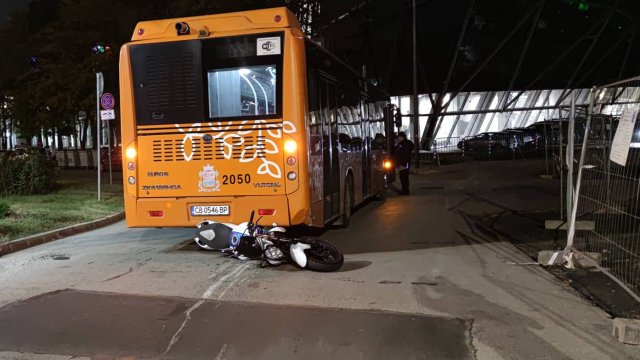 Катастрофа между моторист и автобус на градския транспорт в София.