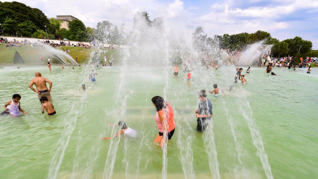 Близо 500 огнеборци се борят с горски пожари избухнали в