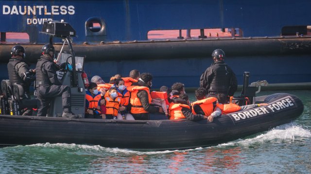 Най малко 31 мигранти загинаха след като надуваемата им лодка се