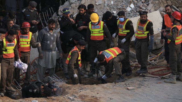 Най малко 59 души загинаха при експлозията в джамия в северозападен