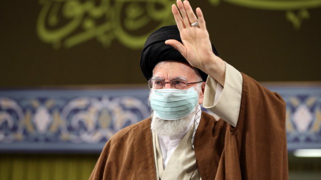 Върховният лидер на Иран аятолах Али Хаменей каза че жените които