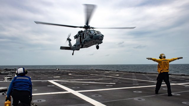 Кораби и хеликоптери издирват десетки моряци, след като тайландски военен