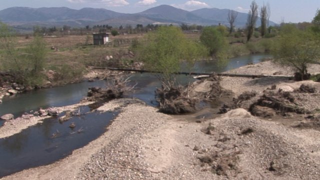 През последните една две седмици река Тунджа е пресъхнала в редица