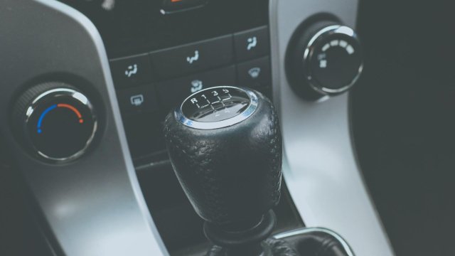 Шофирането с механична скоростна кутия което предполага постоянна работа със