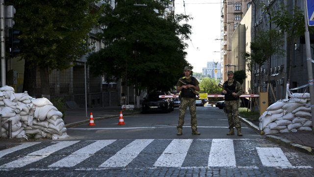 Членове на украинските въоръжени сили ВСУ облечени в руски униформи