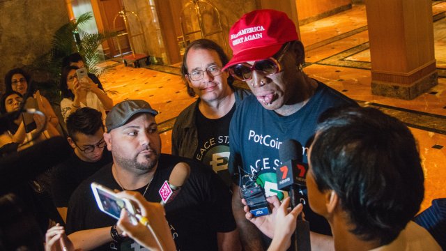 Легендата в баскетбола Денис Родман има разрешение да пътува до