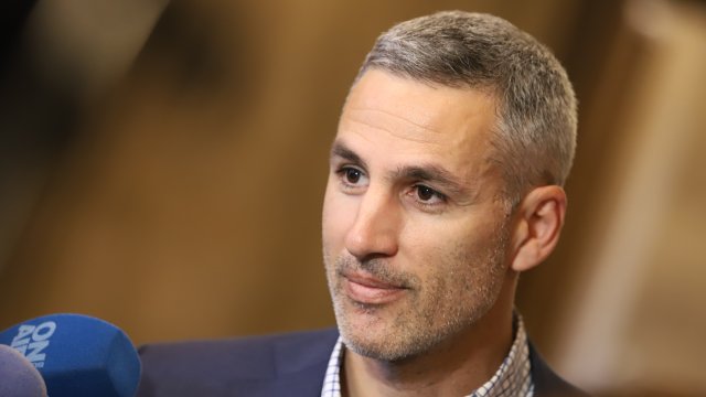 Председател на ПГ на Продължаваме промяната Андрей Гюров прочете декларация