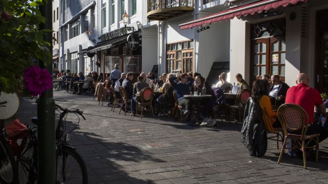 Исландия ще вдигне в петък всички наложени заради коронавируса ограничения