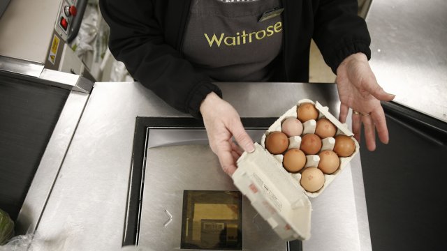 Най-голямата британска верига супермаркети Теско въведе ограничения за купуването на яйца заради