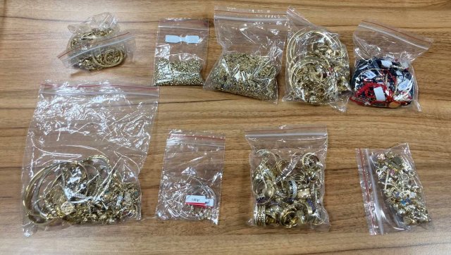 Близо 1 кг златни и над 3 5 кг сребърни накити