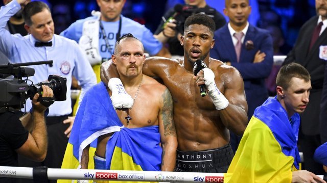 Световният шампион на WBA WBO IBF и IBO Олександър Усик