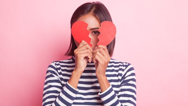 Дори връзката да изглежда стабилна на повърхността в нея съществуват