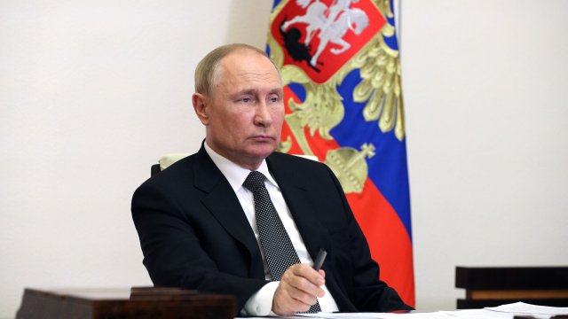 Руският президент Владимир Путин e предупредил френския си колега Еманюел