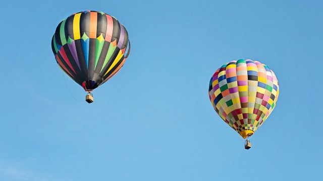 Девет души са били ранени след като балон с горещ