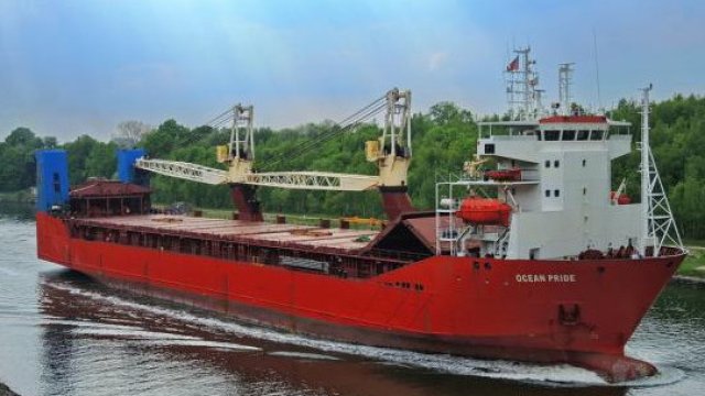 Френските военноморски сили са задържали товарен кораб в Ламанша пътуващ