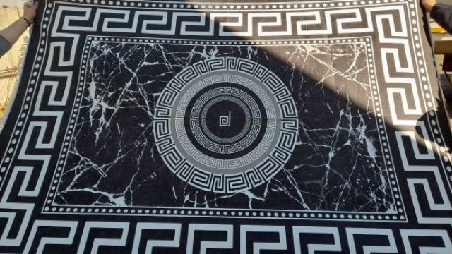 930 килима и покривала за легло с надписи и лога