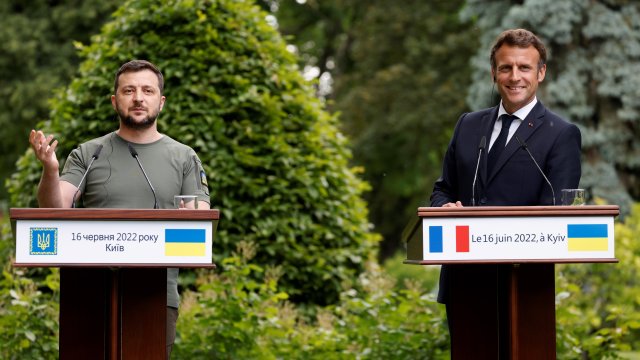Украинският президент Володимир Зеленски посрещна лидерите на Франция Германия Италия