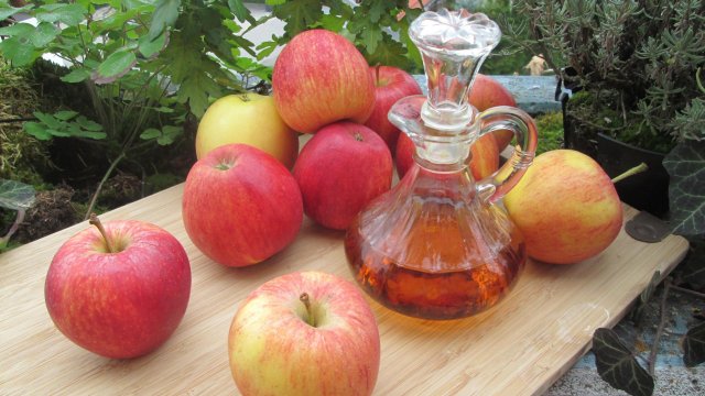 Ябълковият оцет е популярен продукт от бита който помага при