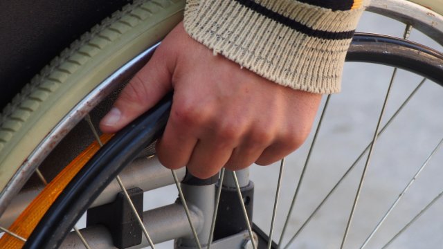 Месечната финансова подкрепа за 670 000 хора с трайни увреждания