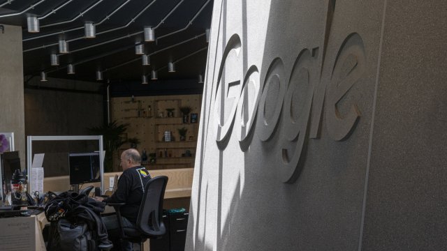 Служителите на Google след като видяха как колегите им от