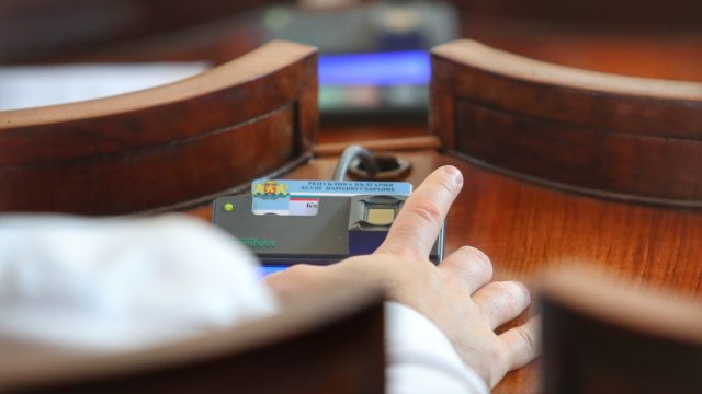 След повече от 4 часа обсъждания и дебати народните представители