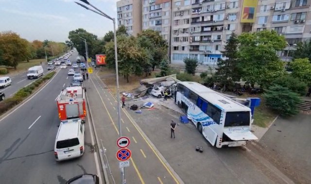 Двама полицаи загинали в гонка с автобус с мигранти в