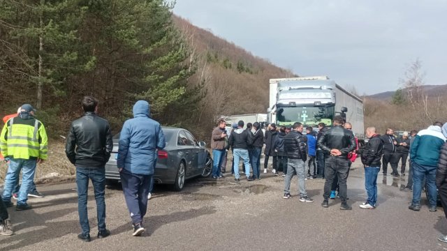 Шофьори на тежкотоварни камиони излязоха на протест срещу състоянието на