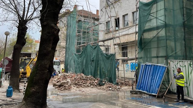 Фасада на сграда се срути в София Постройката е била