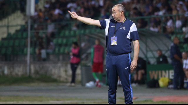 Треньорът на Левски Станимир Стоилов говори пред сините фенове във