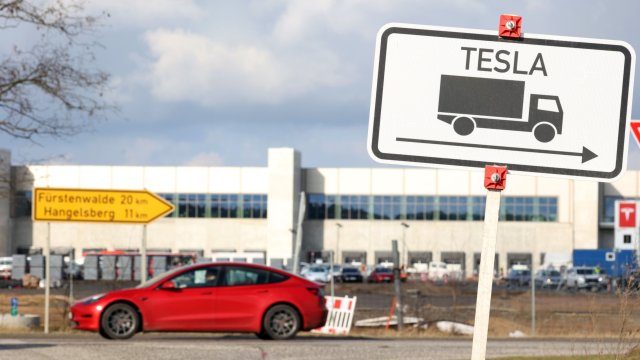 Tesla е компания която се характеризира с бърз растеж