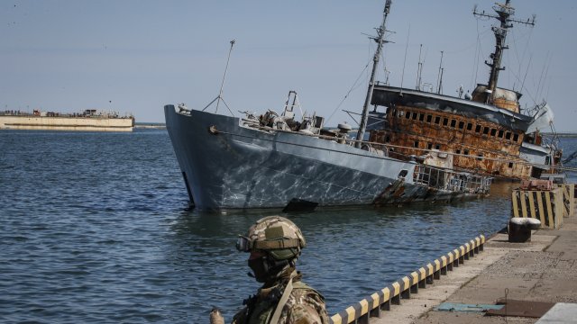 Днес от пристанището в Мариупол е излязъл първият товарен кораб