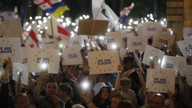 Многохиляден протест се проведе в Грузия Десетки хиляди изпълниха централния